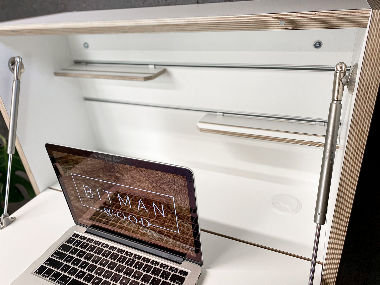 OFFICE DESK• Premium White
