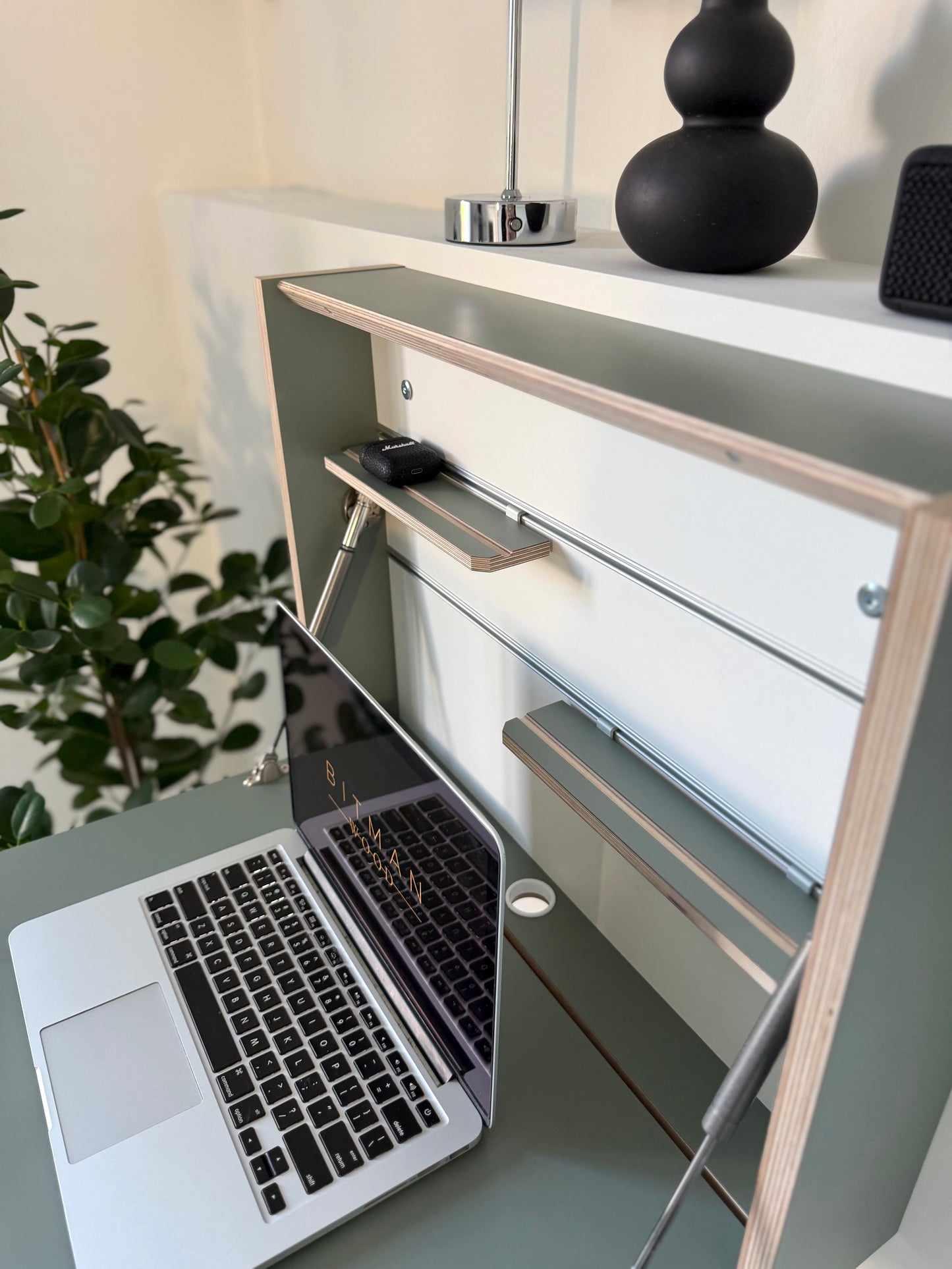 SMALL FOLDING DESK• Reed Green