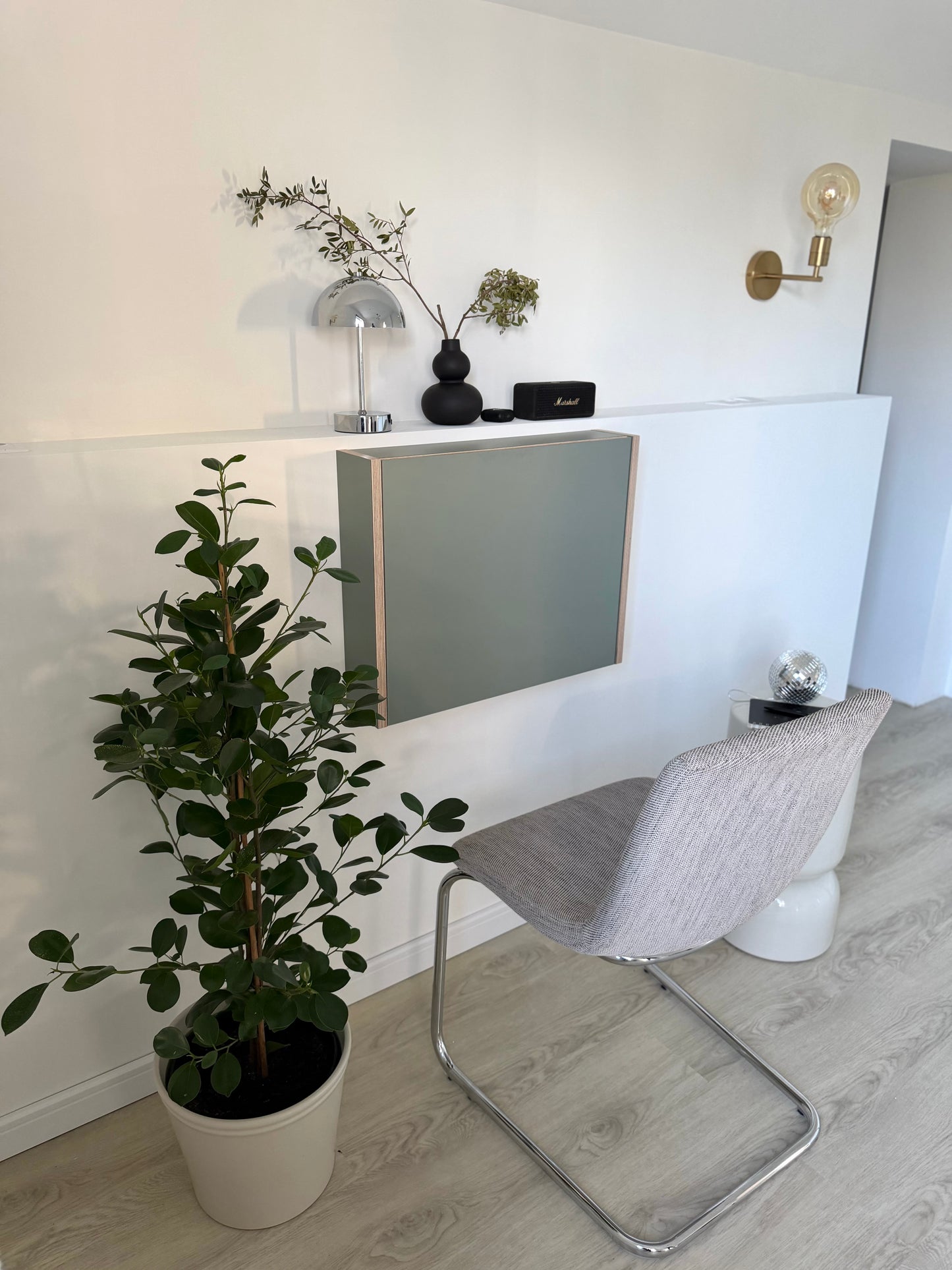 SMALL FOLDING DESK• Reed Green