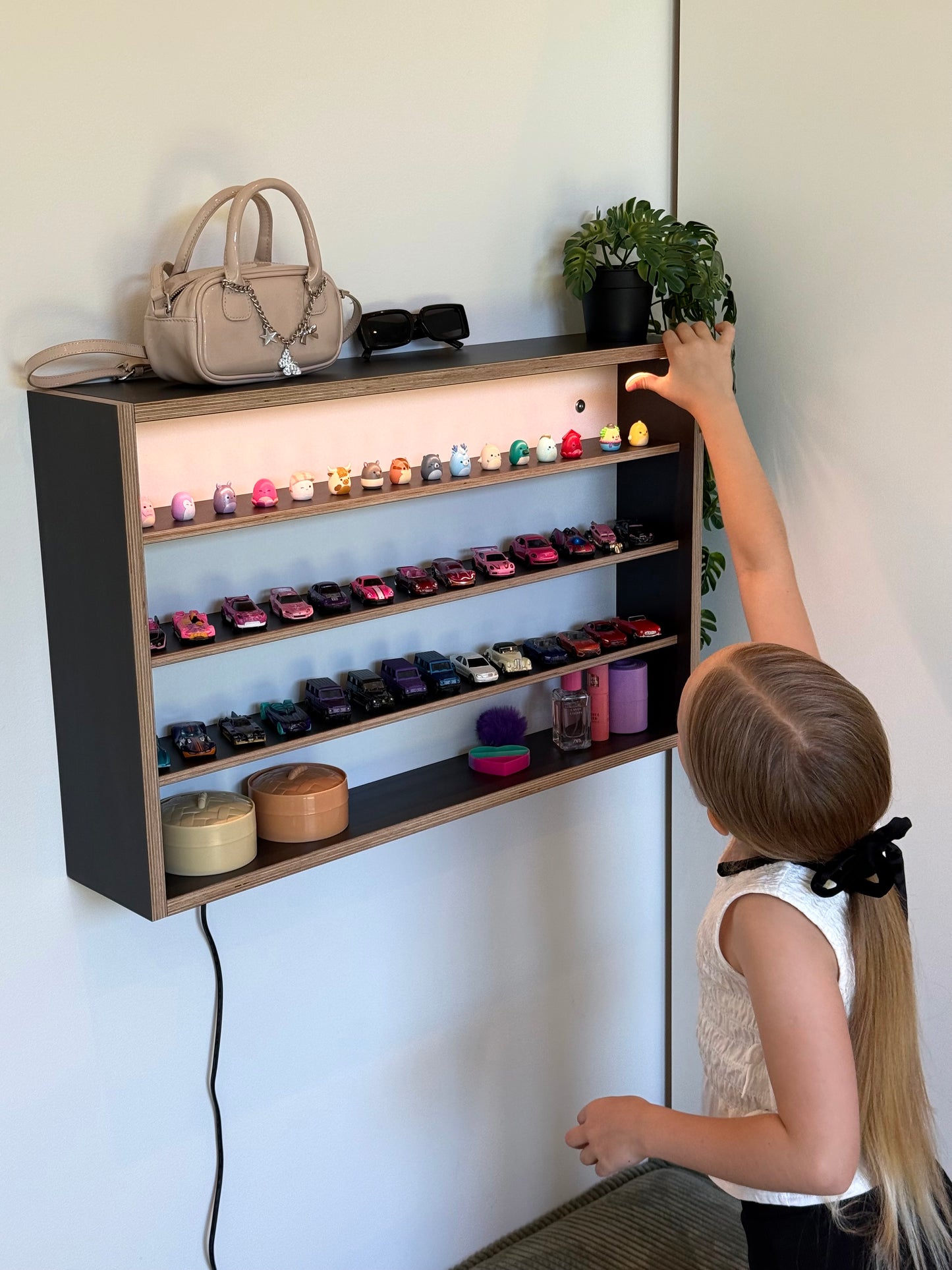 COLLECTOR SHELF• Black