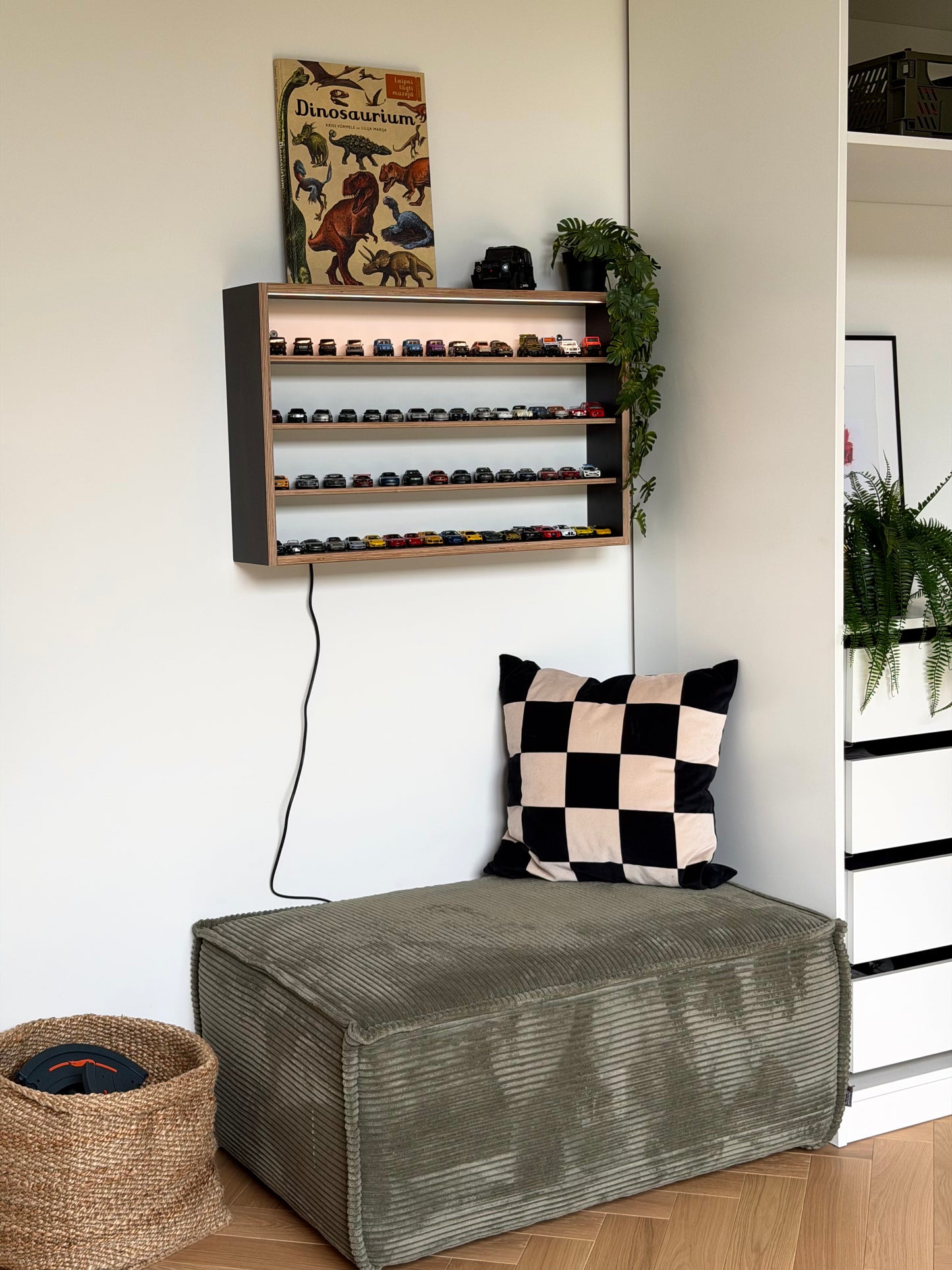 COLLECTOR SHELF• Black