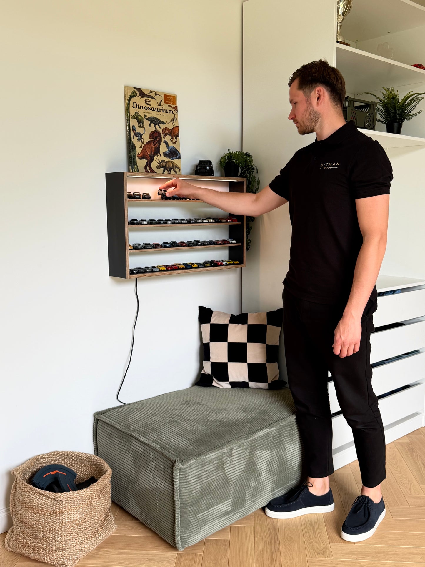 COLLECTOR SHELF• Black