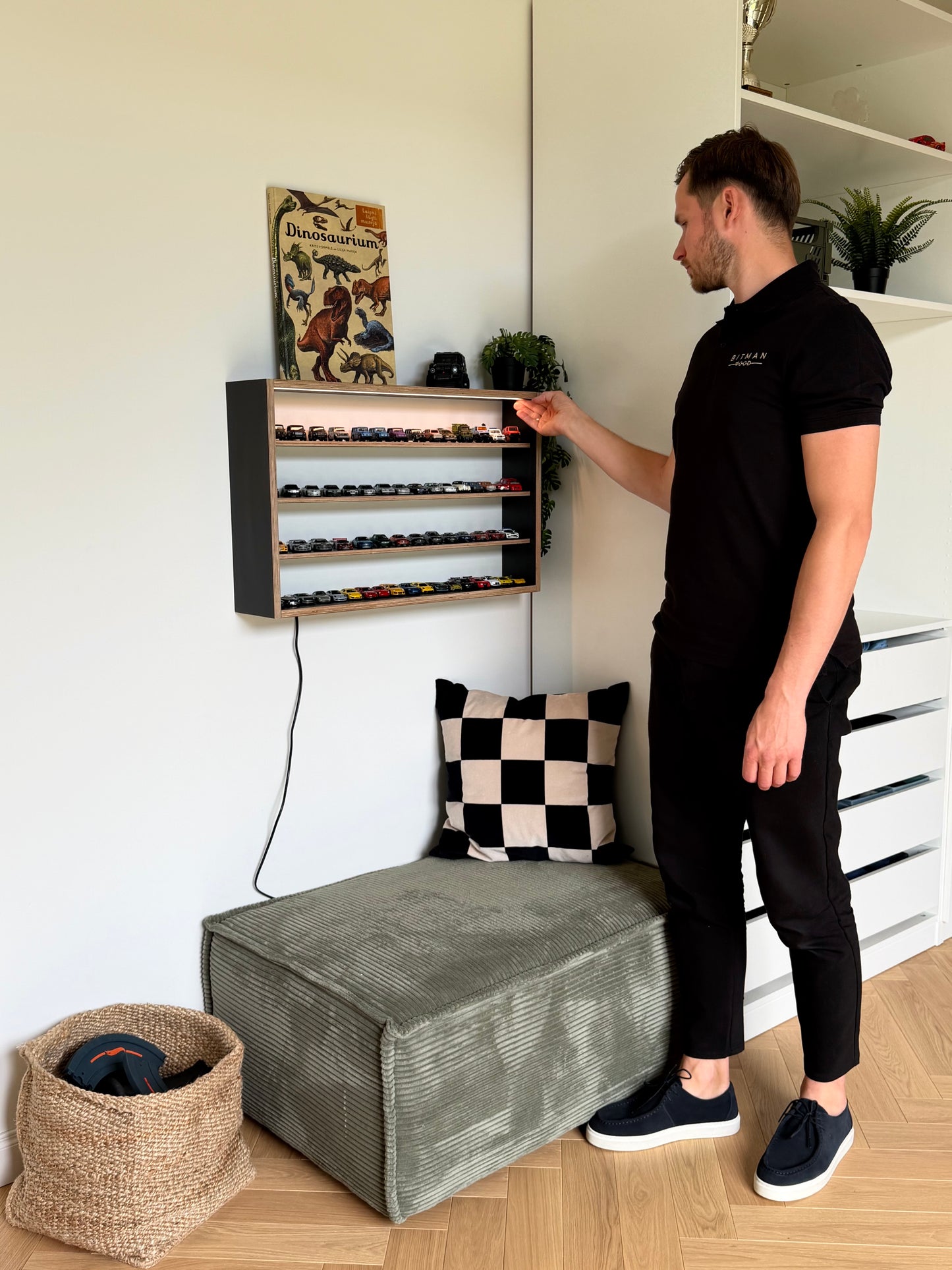 COLLECTOR SHELF• Black