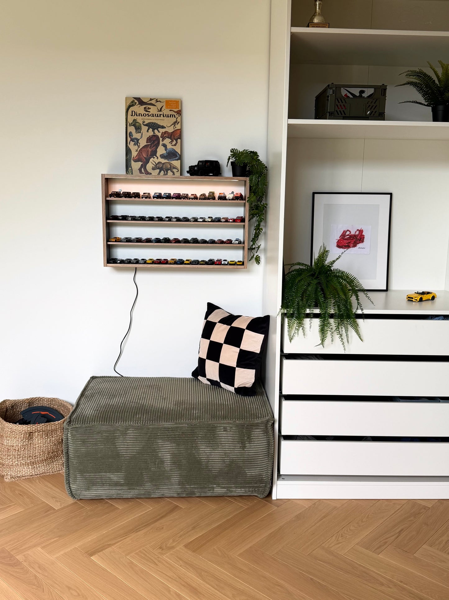 COLLECTOR SHELF• Black