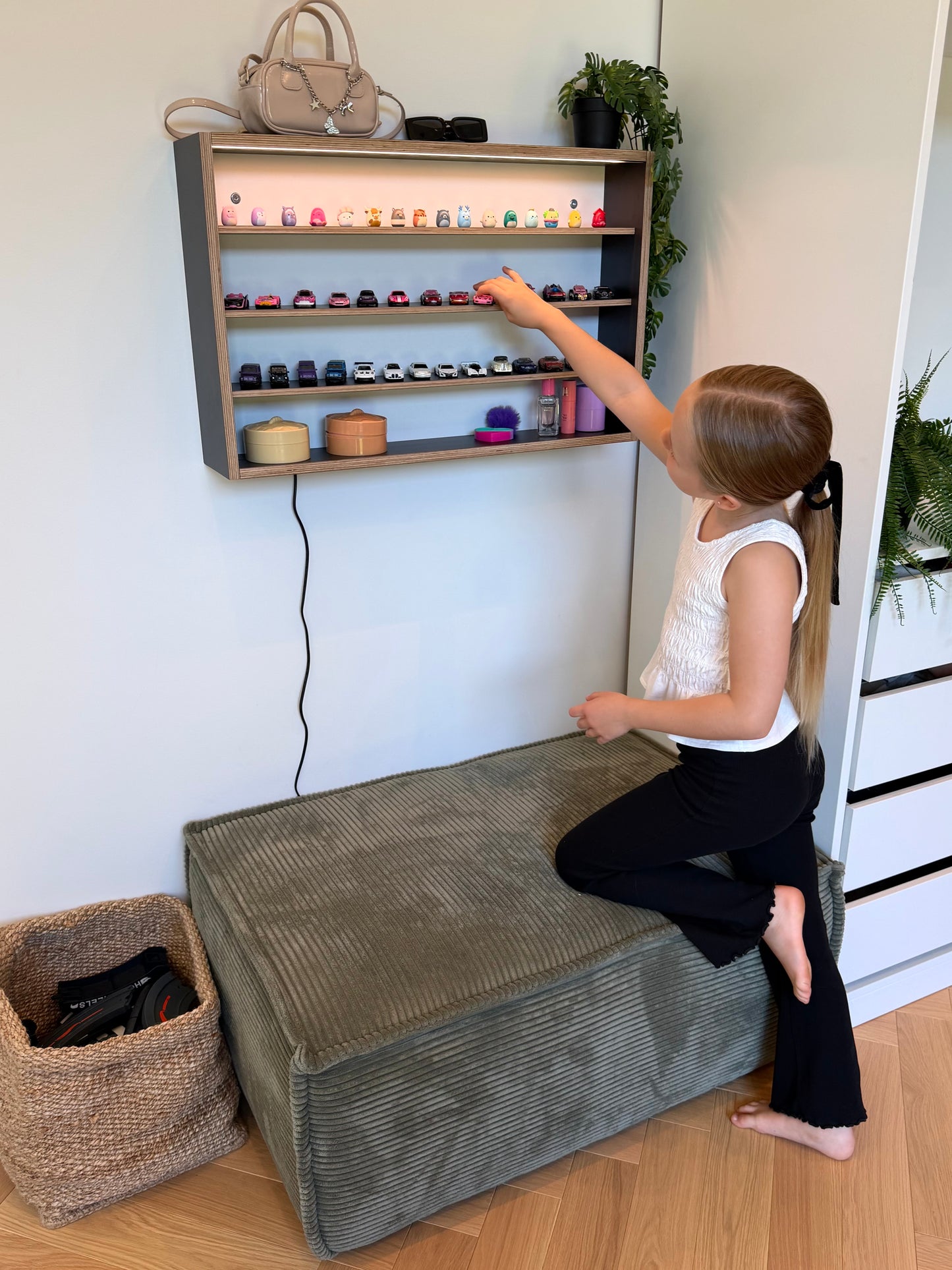 COLLECTOR SHELF• Black