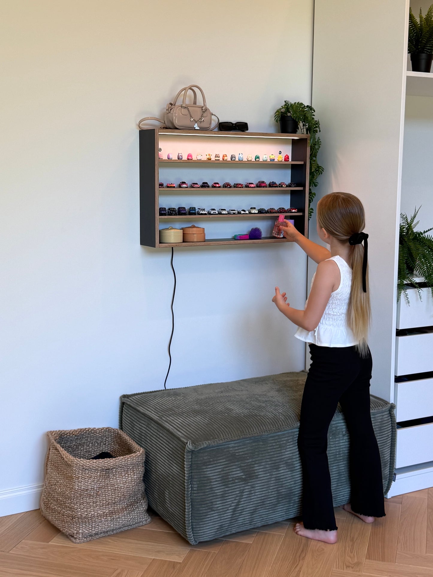 COLLECTOR SHELF• Black